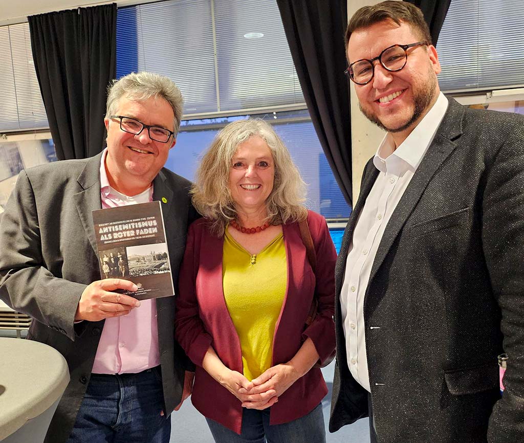 Die Grünen BezR Gerhard Müller und Christina Feiler mit dem Leiter des Johhanna-Stahl-Zentrums Dr. Riccardo Altieri