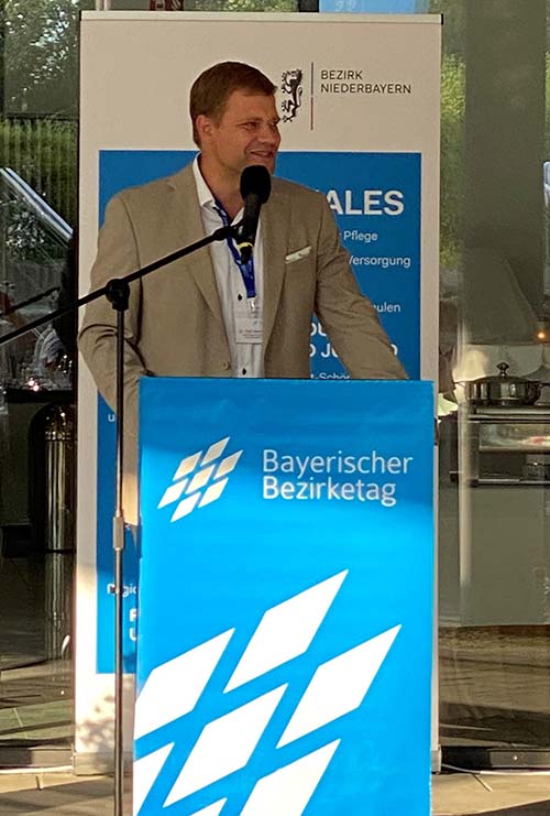 Der niederbayerische Bezirkstagspräsident Dr. Olaf Heinrich (CSU) als Gastgeber