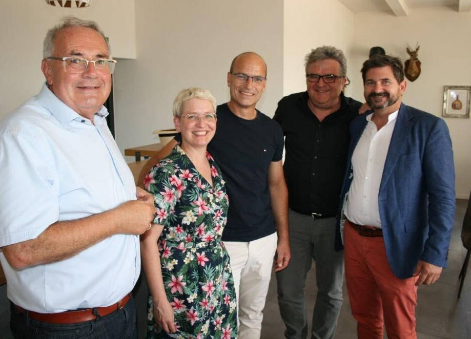 Auf Sommertour (von links): Bezirkstagspräsident Stefan Funk, Michaela und Christian Fürböter vom Weingut Martin, Bezirksrat Gerhard Müller und Weinfachberater Ralph Schwarz. (Foto Mauritz)